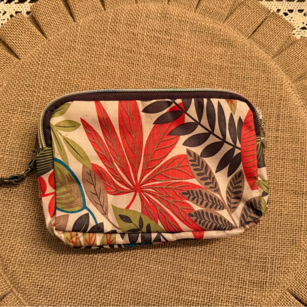 Multicolor Leaf Pattern Wristlet - Picture 2 of 5